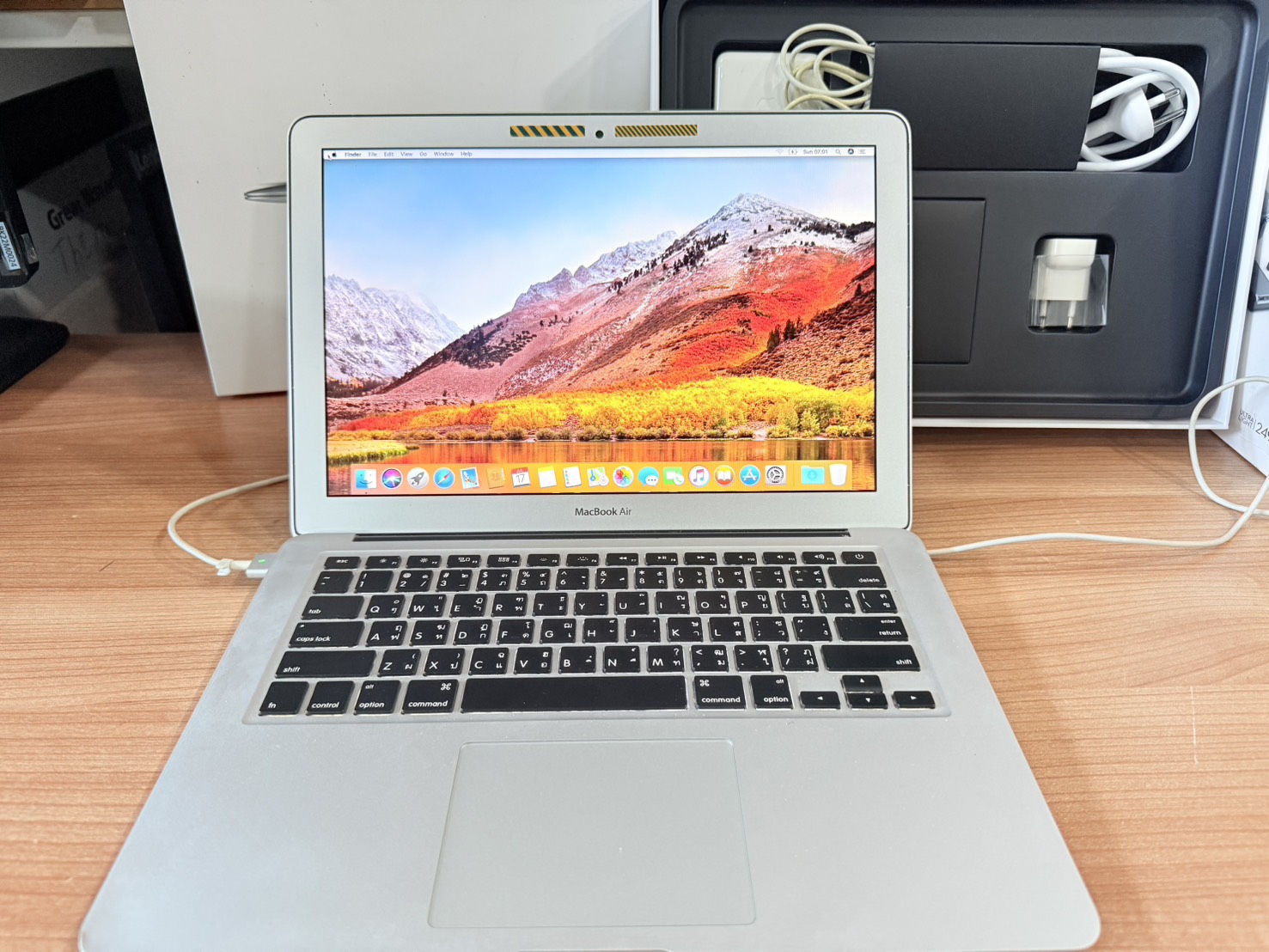ขาย Macbook Air 13" Early 2015(i5-1.6GHz/8GB/SSD 128GB)+Adapter จอมีรอย แบตเสีย มุมเครื่องบุบ