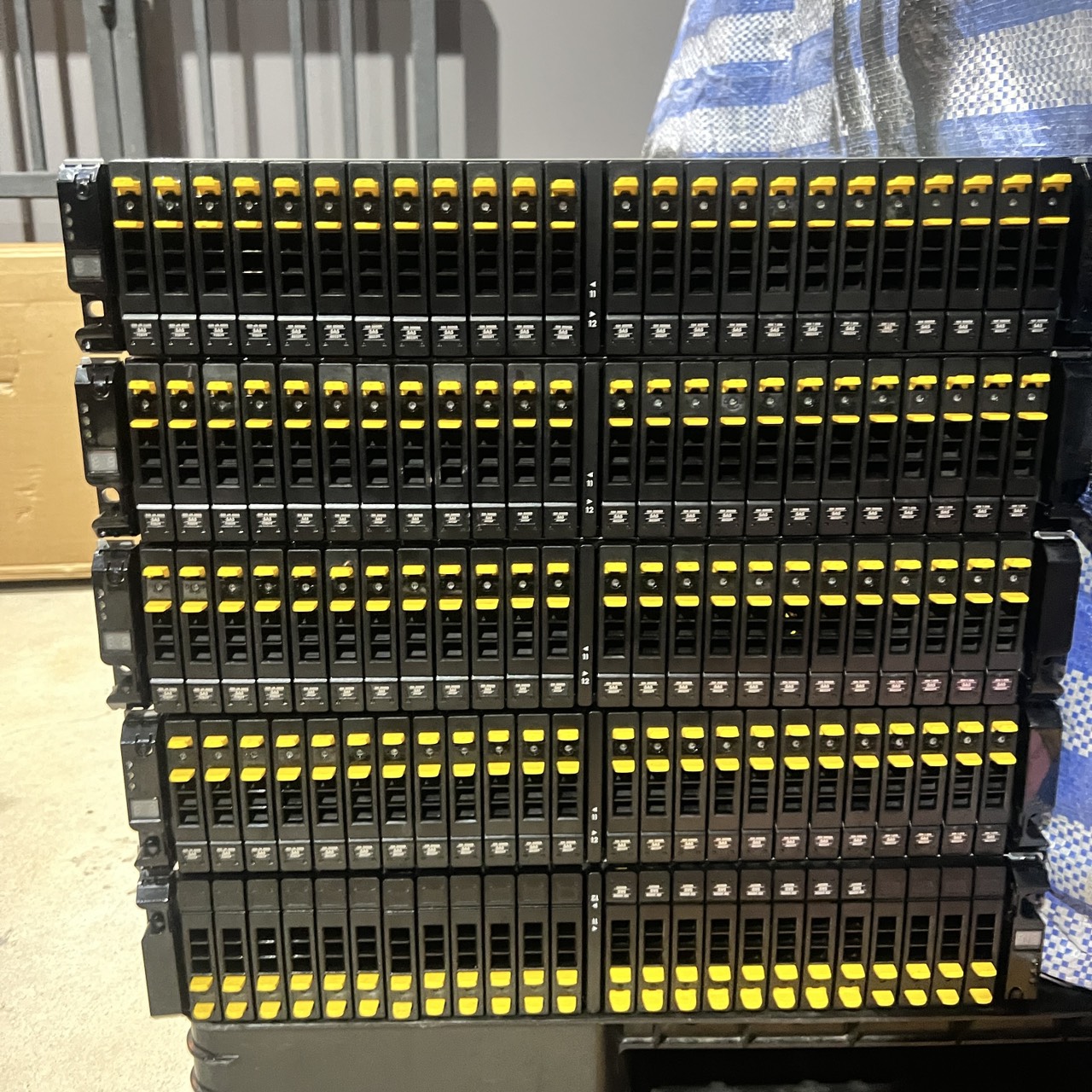 ขาย 3Par 7200 เครื่องแม่ x1  SAS 300Gb x8    +   M6710  x4  SSD 480Gb x4 // SAS 300Gb x16 // SAS 1.2TB x4