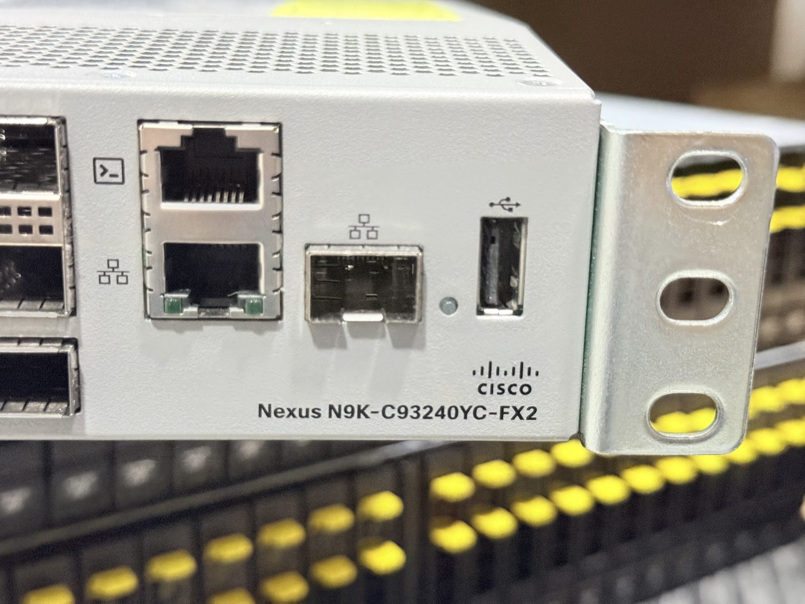 ขาย Cisco Nexus N9k-C93240YC-FX2 รูปที่ 3