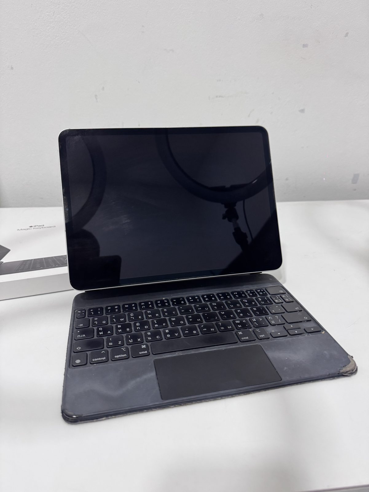 ขาย Apple iPad Pro 11" 64GB + Keyboard Magic A2261 *เครื่องงอ จอหลุดด้านข้าง แบต84%ตัวKeyboardลอก