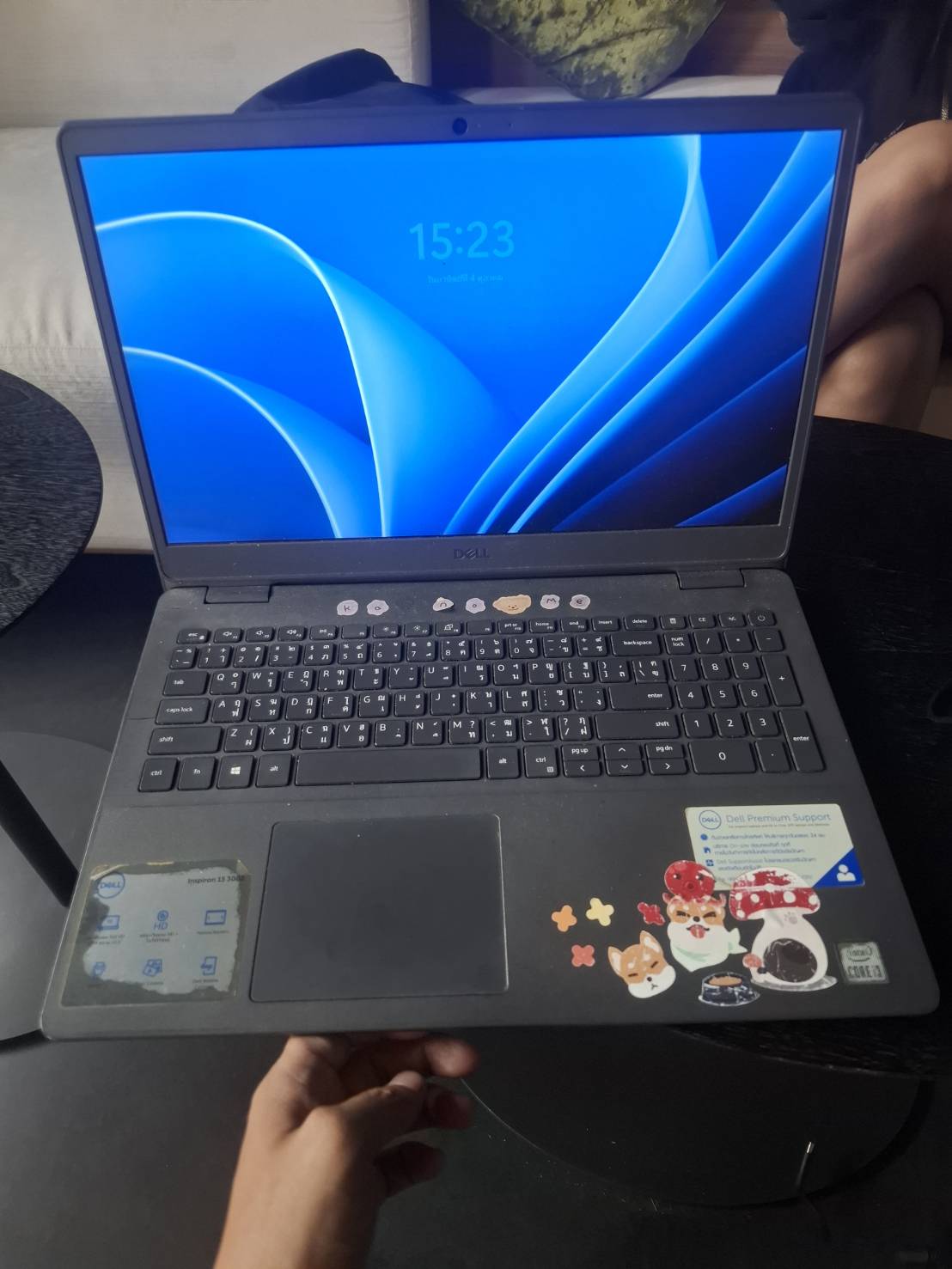 ขาย notebook dell i3 gen 10th ram 4 GB ssd 256 GB ตำหนิตามรูป  มีรอยแตก แบตเสื่อม คีบอร์ใช้่ไม่ได้บางปุ่ม
