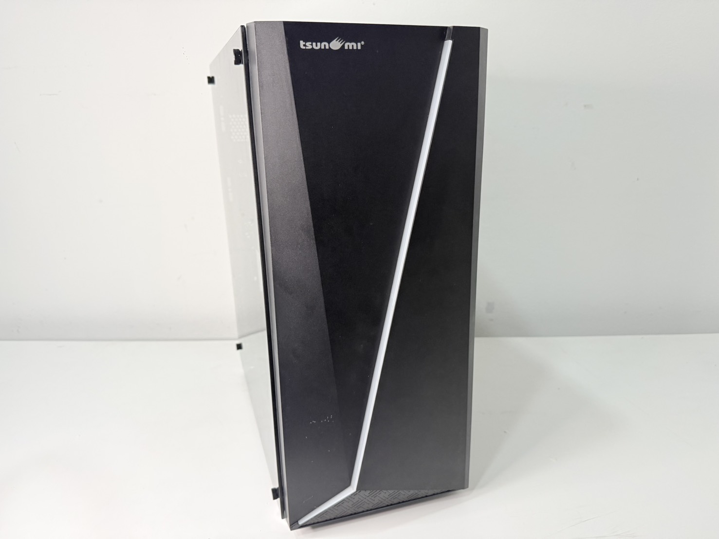 ขาย Tsunami E-Sport  D7(E5-2680V2*2/16GB*8/SSD 480GB/GTX1070 8GB) USB 3 ด้านหน้าเสีย