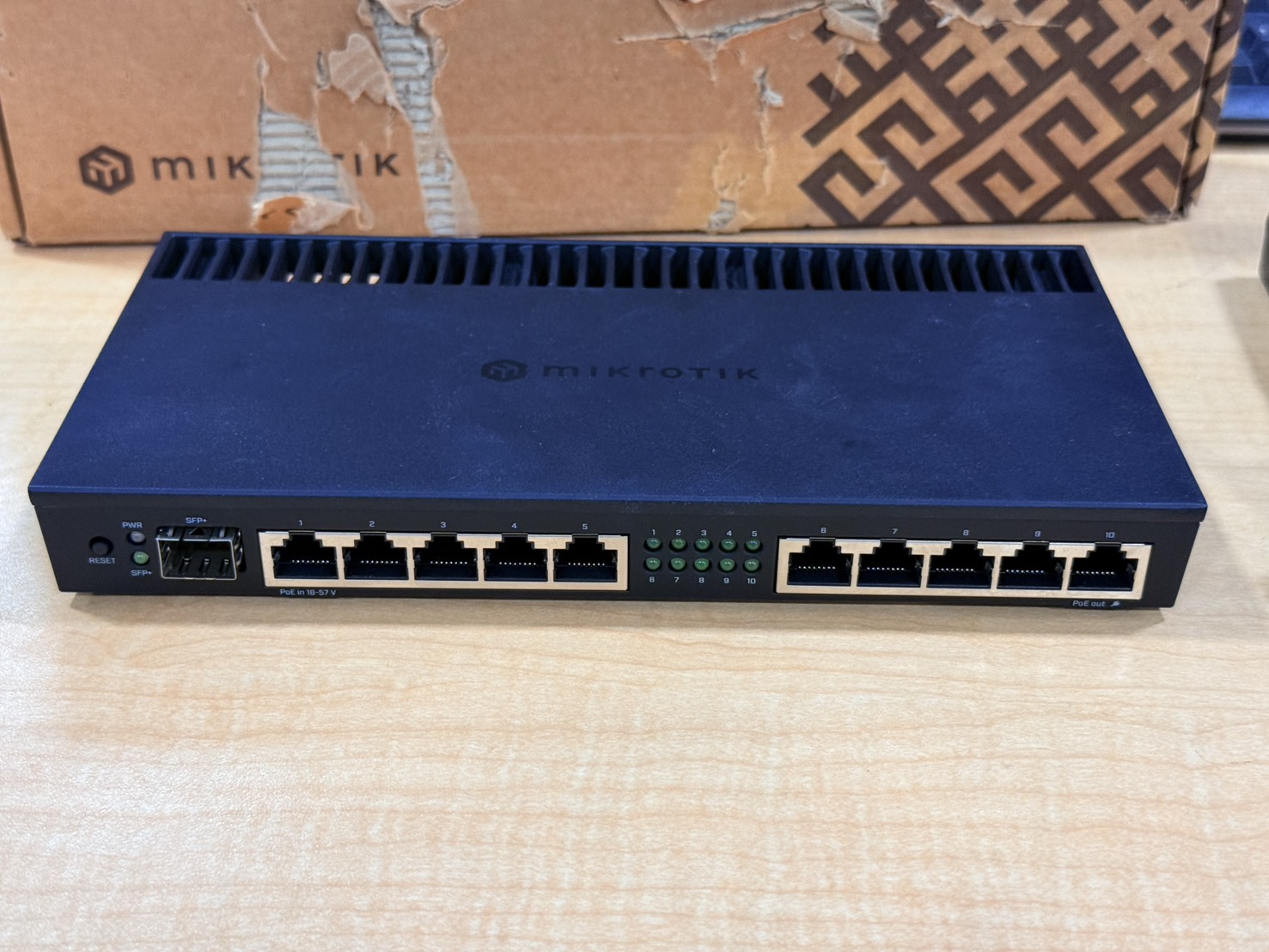ขาย MikroTik RB4011iGS+RM  + Adapter รูปที่ 2